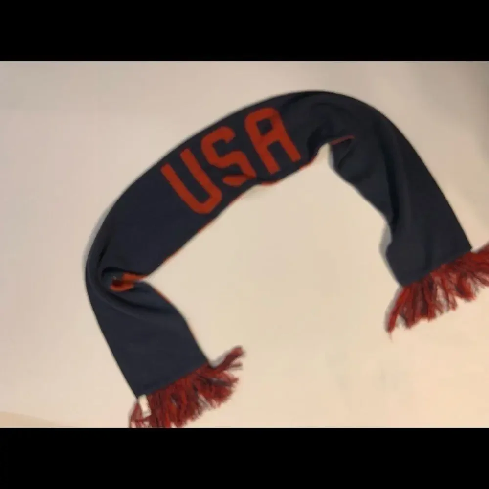 Nike USA soccer football futbol red and navy blue scarf in EUC. No flaws!